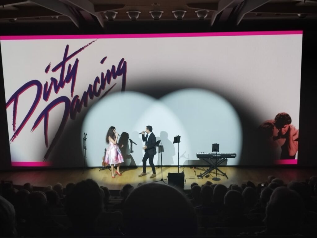 duet muzyczny na żywo podczas koncertu na scenie