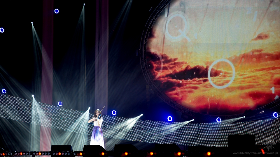 show skrzypaczki elektrycznej na scenie ze światłami